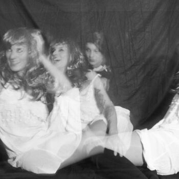 「Les filles 1」というタイトルの写真撮影 Johanna Bouvarelによって, オリジナルのアートワーク, アナログ写真 アルミニウムにマウント