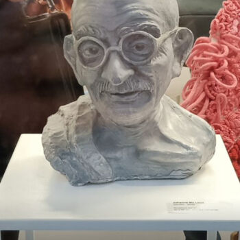 Escultura titulada "Gandhi" por Johanne Mcleod, Obra de arte original, Arcilla