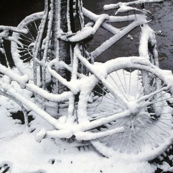 Photographie intitulée "Vélo sous la neige" par Jean Yves Romanetti, Œuvre d'art originale