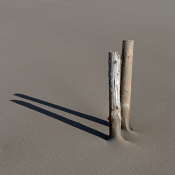 Fotografia intitulada "Poles on the beach" por John Furnes, Obras de arte originais, Fotografia digital