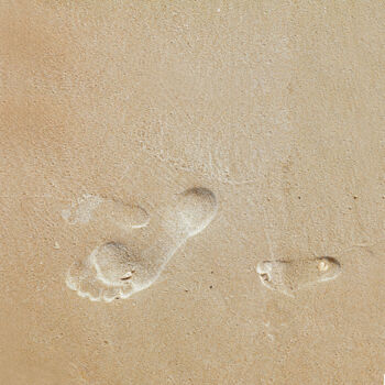 Photographie intitulée "Footprints in sand" par John Furnes, Œuvre d'art originale, Photographie numérique