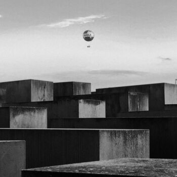 Photographie intitulée "Berlin Holocaust Me…" par Jonathan Musai, Œuvre d'art originale, Photographie numérique