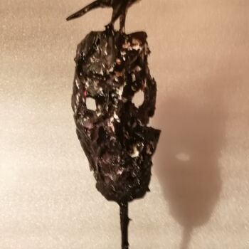 「MASKwith BLACKBIRD」というタイトルの彫刻 Joseph Urieによって, オリジナルのアートワーク, 粘土