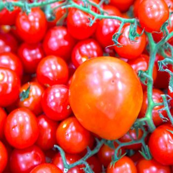 Photographie intitulée "tomates mûres crues" par Jose Americo Jsilvares, Œuvre d'art originale, Photographie numérique