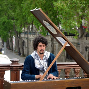 Photographie intitulée "Il pianista è mobile" par Jürgen Briem, Œuvre d'art originale