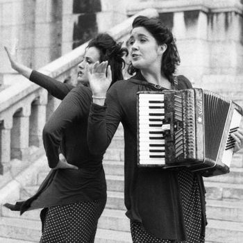 Fotografia intitolato "Street singers at M…" da Julia Romanovskaya, Opera d'arte originale, fotografia a pellicola