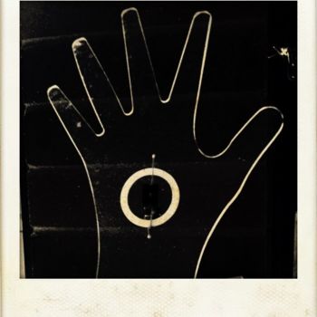 Fotografia intitolato "Acrylic Hand" da Jun-Jun Sta. Ana, Opera d'arte originale