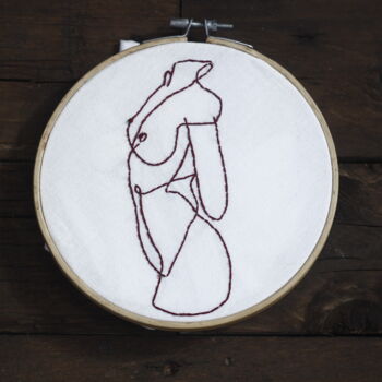 Текстильное искусство под названием "Corpi |" - Juno, Подлинное произведение искусства, вышивка Установлен на Другая жесткая…