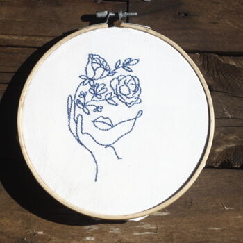 Текстильное искусство под названием ""Three blooming gir…" - Juno, Подлинное произведение искусства, вышивка Установлен на Д…