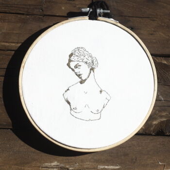 Textilkunst mit dem Titel "Bust Ash Gray" von Juno, Original-Kunstwerk, Stickerei Auf Andere starre Platte montiert
