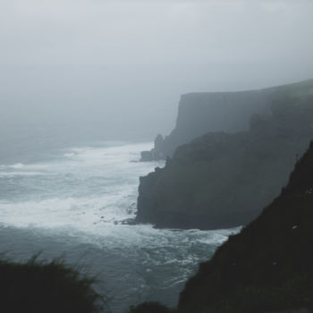 Photographie intitulée "Middle of the cliffs" par Jure Kralj, Œuvre d'art originale, Photographie numérique