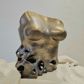 Skulptur mit dem Titel "Afrodyta" von Kamil Klucowicz, Original-Kunstwerk, Keramik