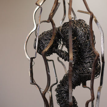 Sculptuur getiteld "Vacuum 40x13x13 3.5…" door Karen Axikyan, Origineel Kunstwerk, Metalen