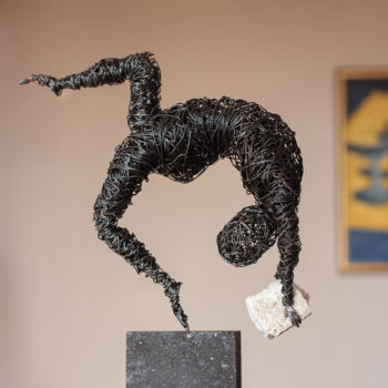 Escultura titulada "Acrobat 36x28x11 3k…" por Karen Axikyan, Obra de arte original, Metales