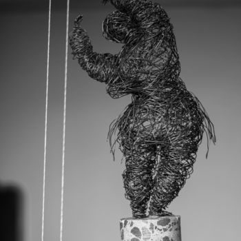 Sculpture intitulée "Dancer (52x27x19 3.…" par Karen Axikyan, Œuvre d'art originale, Béton