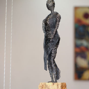 Sculpture intitulée "The girl with the s…" par Karen Axikyan, Œuvre d'art originale, Métaux