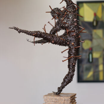 Sculpture intitulée "Despite the pain (5…" par Karen Axikyan, Œuvre d'art originale, Métaux