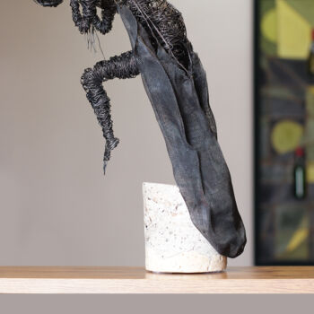 Sculpture intitulée "Confidence (42x26x1…" par Karen Axikyan, Œuvre d'art originale, Béton
