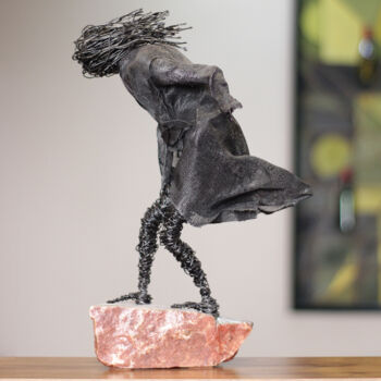Sculptuur getiteld "Against all (37x26x…" door Karen Axikyan, Origineel Kunstwerk, Metalen