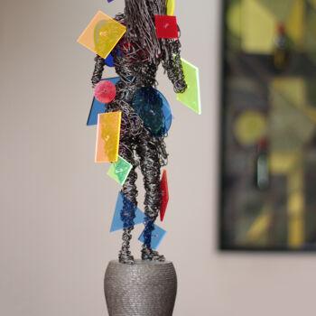 Escultura intitulada "Chasing fashion (50…" por Karen Axikyan, Obras de arte originais, Metais