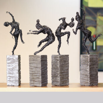 Sculptuur getiteld "Poses 32x10x9cm 4.7…" door Karen Axikyan, Origineel Kunstwerk, Metalen