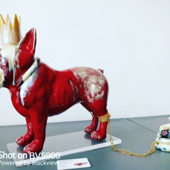 Скульптура под названием "Le roi des chiens d…" - Karine Gervasi, Подлинное произведение искусства, Керамика