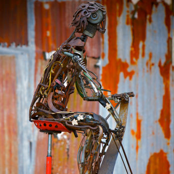 Sculptuur getiteld "Le Sciiste" door Karlito Randriamahefa Lewandoski, Origineel Kunstwerk, Metalen