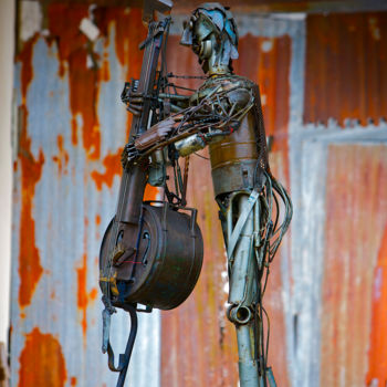 Escultura titulada "Le Contrebassiste" por Karlito Randriamahefa Lewandoski, Obra de arte original, Metales