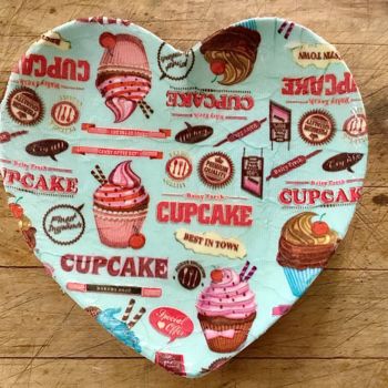 Design getiteld "Cupcakes are yummy" door Kathi Halickman, Origineel Kunstwerk, Tabel kunst