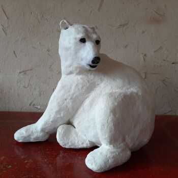 Sculptuur getiteld "jeune ours polaire" door Katyveline Ruiz, Origineel Kunstwerk, Terra cotta