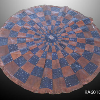 Textilkunst mit dem Titel "Tapis en cuir art d…" von Kebe, Original-Kunstwerk