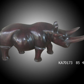 Sculptuur getiteld "Un beau Rhino en bo…" door Kebe, Origineel Kunstwerk, Hout