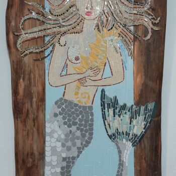"Sereia Criatura Div…" başlıklı Heykel Kelly Melgar tarafından, Orijinal sanat, Mozaik Ahşap Sedye çerçevesi üzerine monte e…