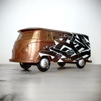 Sculpture intitulée "VW GOLD" par Kesa Graffiti, Œuvre d'art originale, Bombe aérosol