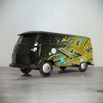 Skulptur mit dem Titel "VW BLACK" von Kesa Graffiti, Original-Kunstwerk, Sprühfarbe