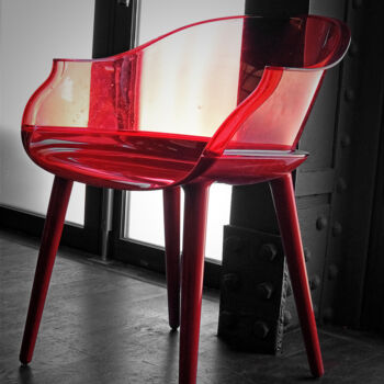 Photographie intitulée "Red Chair at d'orsay" par Kevin Felts, Œuvre d'art originale, Photographie numérique