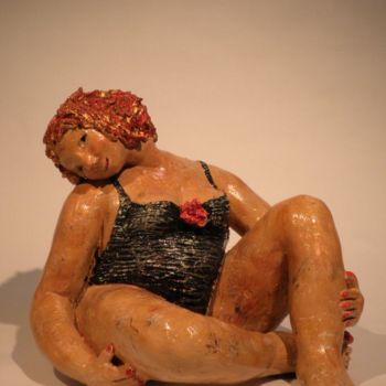 Sculpture titled "NE ME REGARDEZ PAS…" by Annick Chesneau, Original Artwork, Terra cotta