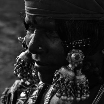 Photographie intitulée "banjara tribe01" par Kishore Singh, Œuvre d'art originale