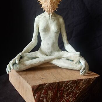Escultura titulada "La Guerrière" por Karine Krynicki, Obra de arte original, Papel maché