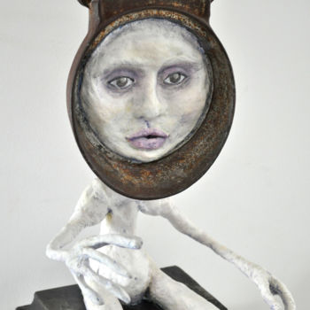 Scultura intitolato "Le Poids de la Perf…" da Karine Krynicki, Opera d'arte originale, Metalli