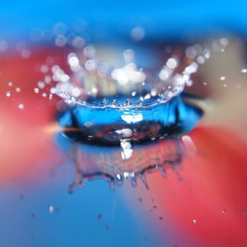 「splash water drop c…」というタイトルの写真撮影 Klaus Vartzbedによって, オリジナルのアートワーク