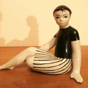 Sculpture intitulée "Girl in a striped s…" par Klavdia Gorbashova, Œuvre d'art originale, Céramique