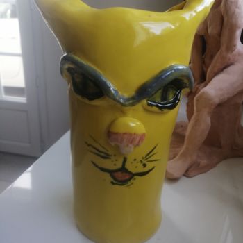 Скульптура под названием "Vase chat jaune" - Claire Ferrari (klrferr), Подлинное произведение искусства, Керамика