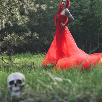 Photographie intitulée "witch in red" par Alexandra Knabengof, Œuvre d'art originale