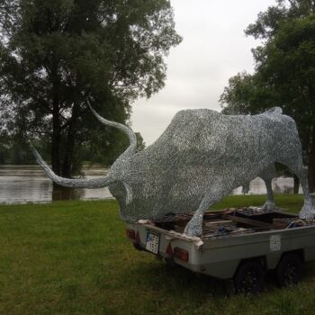 「Gray cattle bull」というタイトルの彫刻 Komaromi Laszloによって, オリジナルのアートワーク, 金属