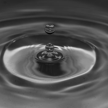 「Waterdrops in Black…」というタイトルの写真撮影 Wouter Kouwenbergによって, オリジナルのアートワーク