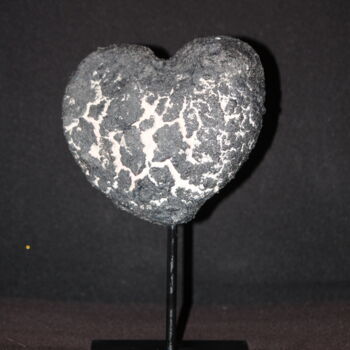 Sculptuur getiteld "Burnt Heart" door Kseniya Redina, Origineel Kunstwerk, Gips