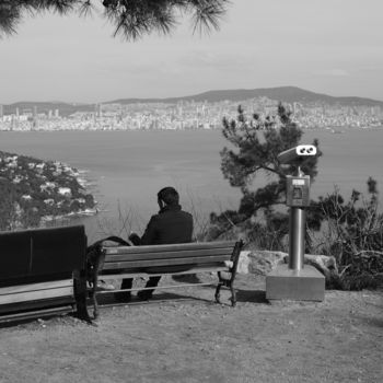Фотография под названием "Man looking at İsta…" - Batuhan Kurt, Подлинное произведение искусства, Цифровая фотография