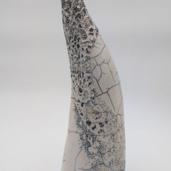 Skulptur mit dem Titel "Élégante vers l'ave…" von Frédérique Lacroix Damas, Original-Kunstwerk, Keramik
