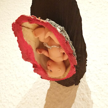 Sculptuur getiteld "Kind in der Gebährm…" door Lari Peters, Origineel Kunstwerk, Hout